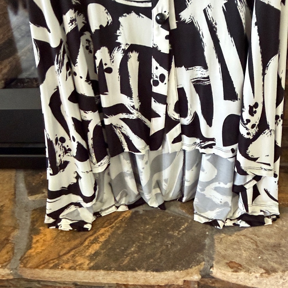 Zadie B’s Black & White Abstract Print Button-Up Tunic - Picture 4 of 4